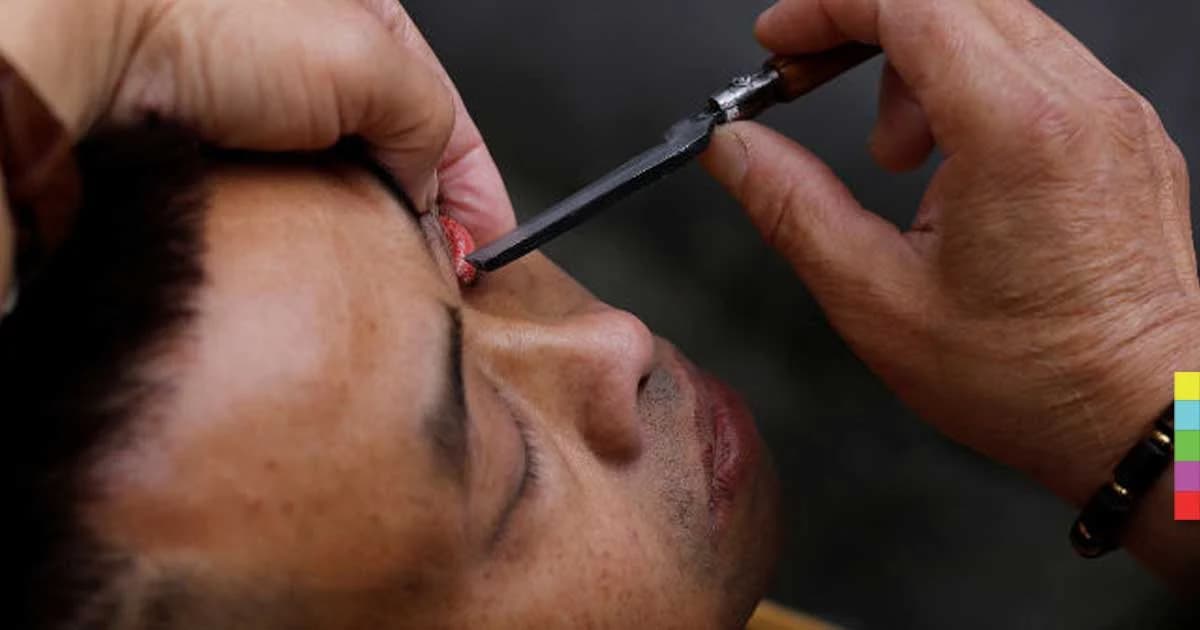 ช่างตัดผมริมถนนโชว์ทักษะสุดเสียว ใช้ใบมีดทำความสะอาดบริเวณดวงตา