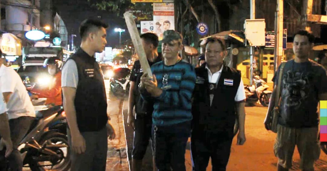 หนุ่มใหญ่โมโห ถูกฝรั่งบิดกุญเเจดับเครื่อง จยย. ตบคู่กรณีหัวคว่ำ