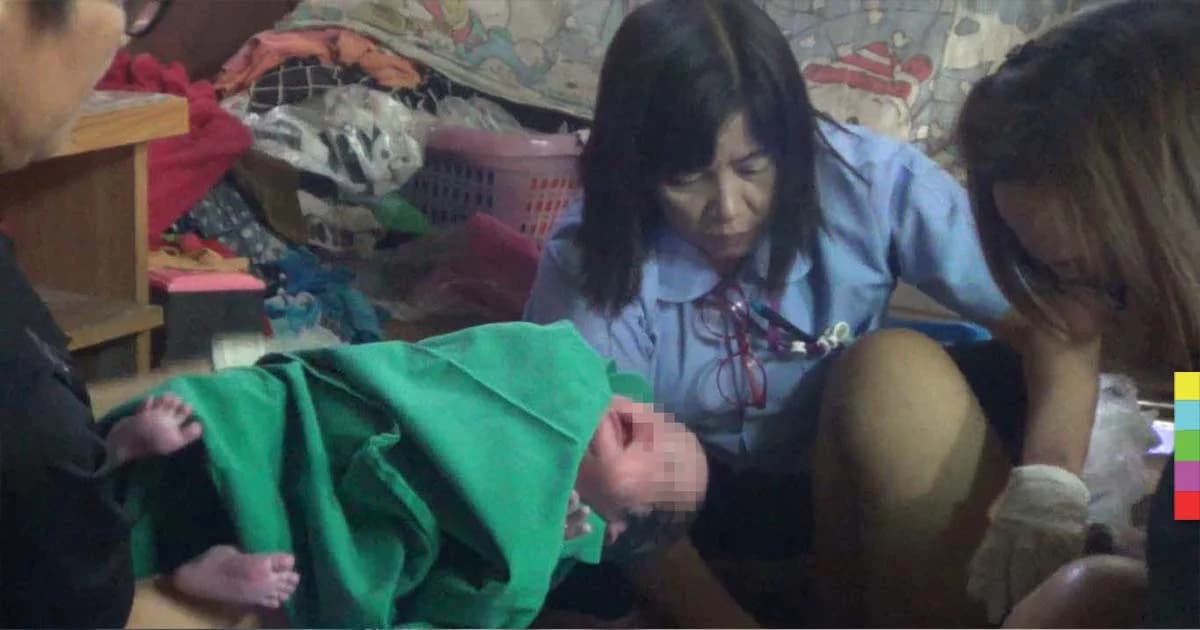 สามีร้องช่วย ! สาวท้องแก่ไป รพ.ไม่ทัน คลอดลูกแฝดในเพิงพัก ออกมา 1 อีก 1 ยังอยู่ในท้อง