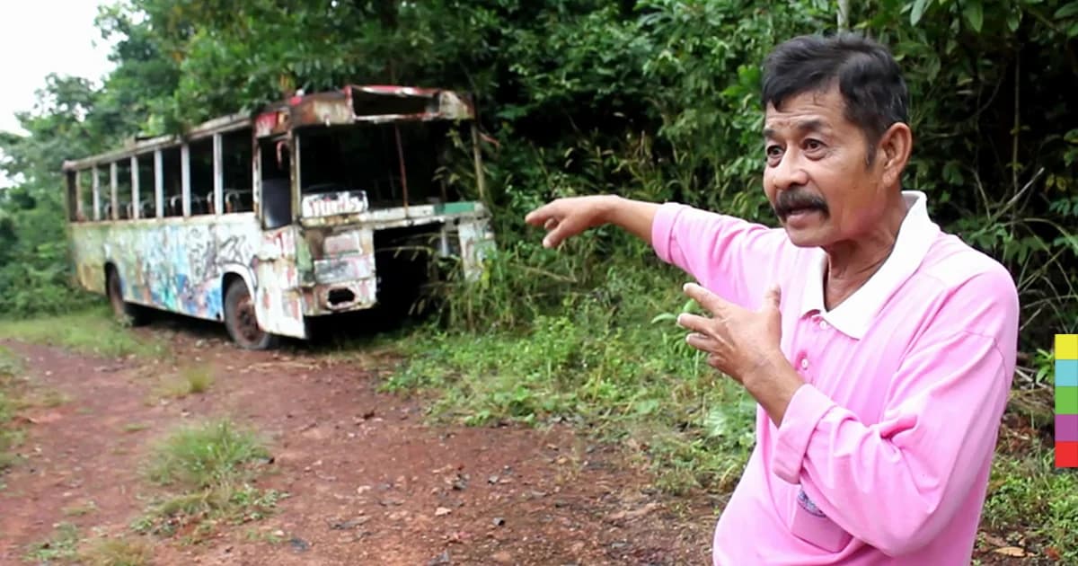 โวย ! เอาซากรถเมล์เก่าไว้หน้าบ้านไม่บอกสักคำ วอนเอากลับไปไว้ที่อื่น