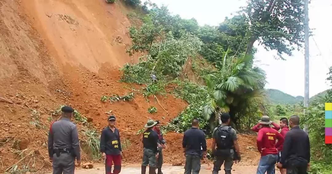 ดินสไลด์ทับถนนไปสวนไม้ดอกเมืองหนาว จนท.เร่งเคลียร์เส้นทาง