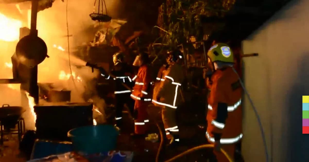 อลหม่าน ! ไฟไหม้บ้านไม้วอดทั้งหลัง ชาวบ้านเร่งขนของหนี