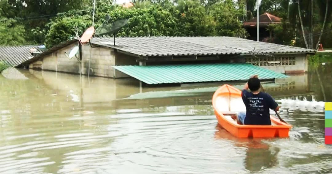 ชาวบางรัก จ.ตรัง โวย น้ำท่วมมิดหลังคาบ้าน อาศัยเต็นท์ข้างถนน ไม่มีหน่วนงานมาดูเเล