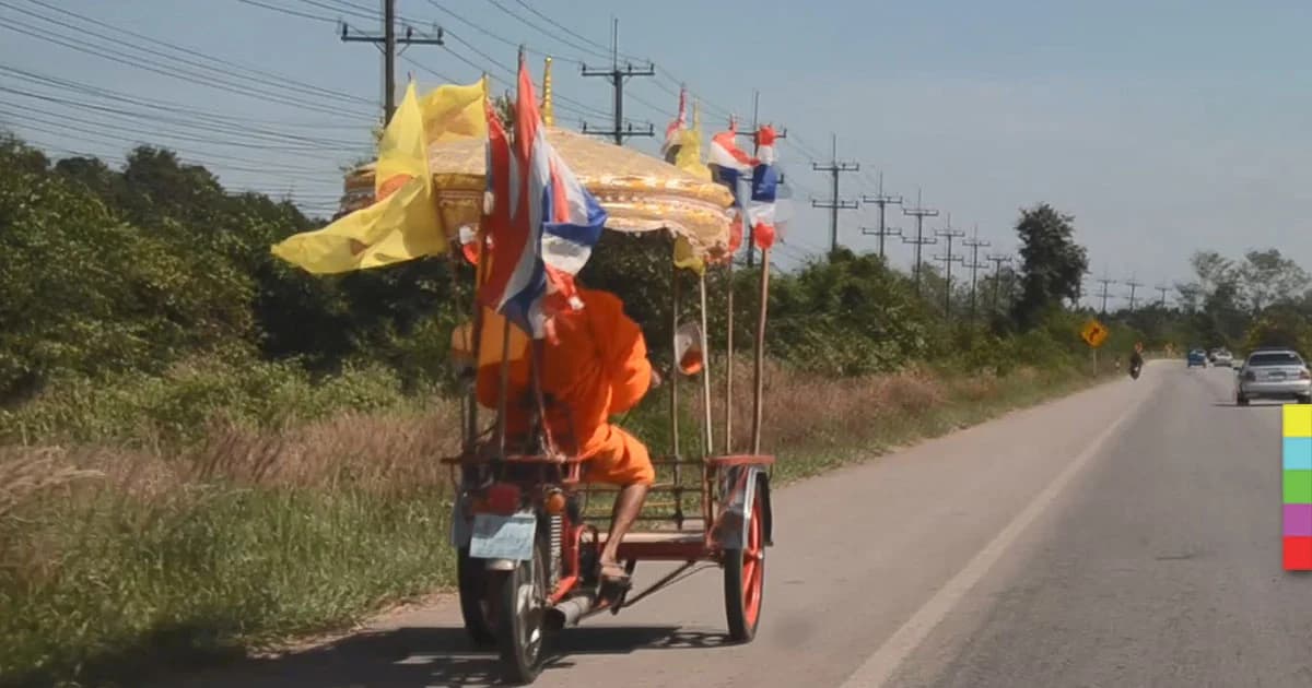 โยมรับไม่ได้ ! พระซิ่งซาเล้ง จีวรปลิว ออกบิณฑบาต