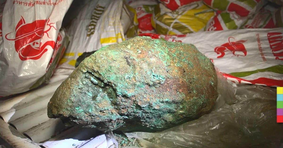 ทหาร-ฝ่ายปกครองมุกดาหาร รวบ 2 ผู้ต้องหา ยึดแร่ทองแดงเถื่อน 7.6 ตัน ขนมาจากฝั่งลาว