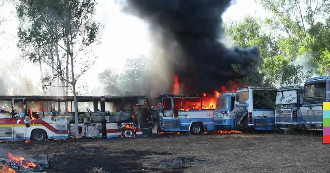 ไฟไหม้หญ้าลามไปติดรถทัวร์วอด 6 คันรวด เสียหายกว่า 2 ล้าน