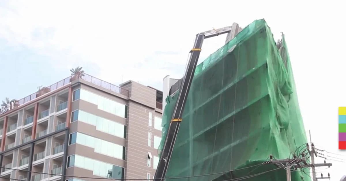 ยอดเครนรื้อถอนอาคารหักโค่น คนงานหนีตายวุ่น !