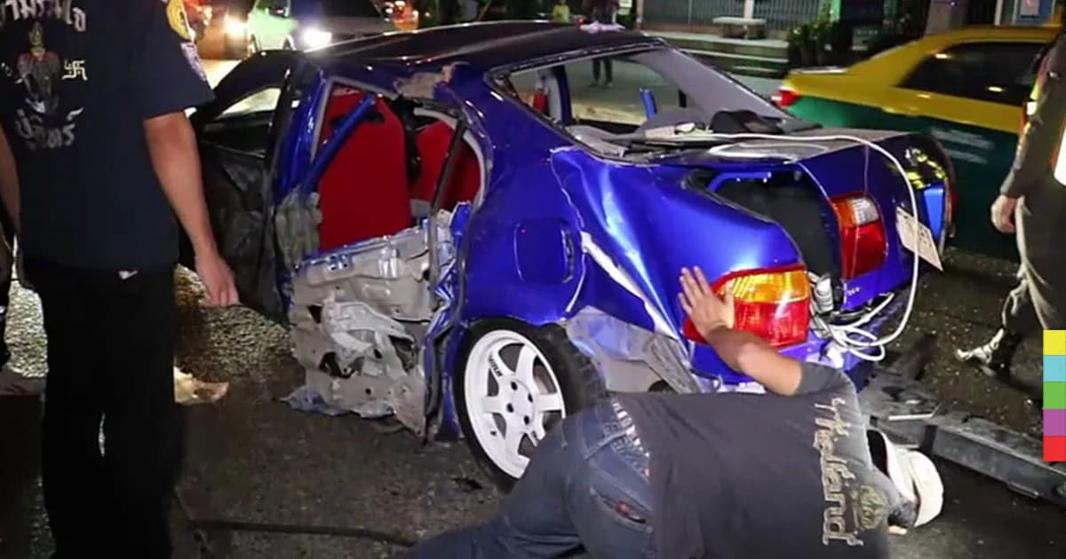 เก๋งแต่งซิ่งหลุดโค้ง พุ่งชนเสาไฟฟ้า สุดยื้อดับคาซาก