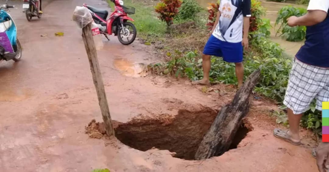 น้ำท่วมเมืองคอน เซาะคอสะพานทรุด จนท.เร่งซ่อมแซม