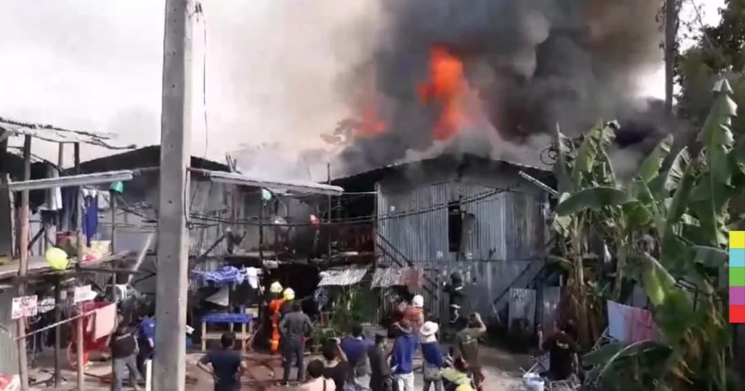 ไฟไหม้แคมป์คนงานขนาดใหญ่ย่านนนทบุรี เสียหายกว่า 100 ห้อง