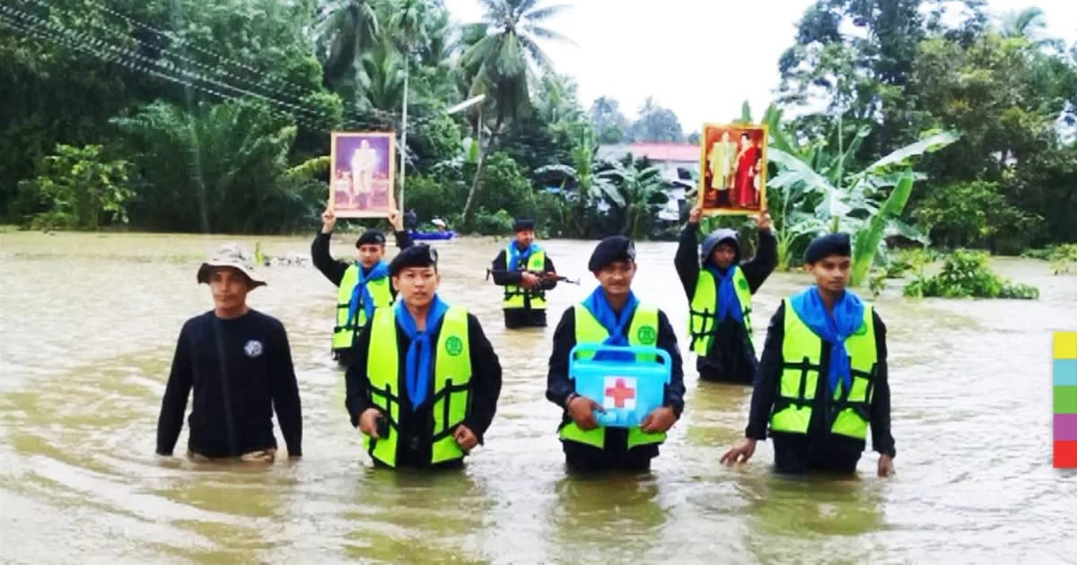 ทหารลุยน้ำท่วมสูง ! นำยาแจกชาวบ้าน พร้อมชูพระบรมฉายาลักษณ์ เหนือศีรษะ