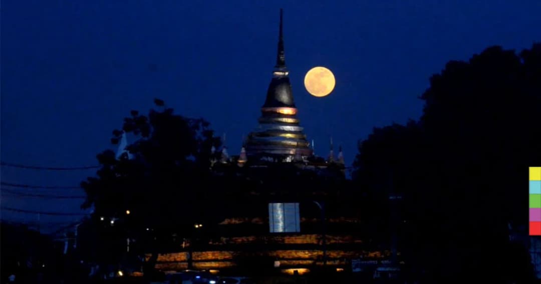 ชาวพิษณุโลก ชม ‘ซูเปอร์ฟูลมูน’ ที่เจดีย์หลวง วัดราชบูรณะ