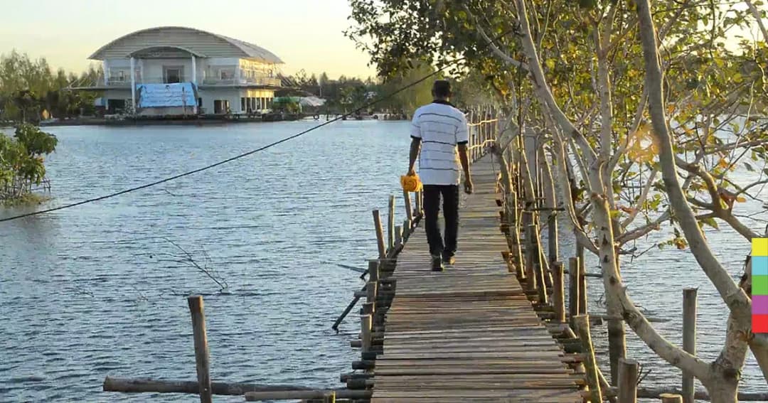 ยังไม่ลด ! ชาวอยุธยาลุยน้ำท่วม สร้างสะพานไม้ไว้สัญจรเอง