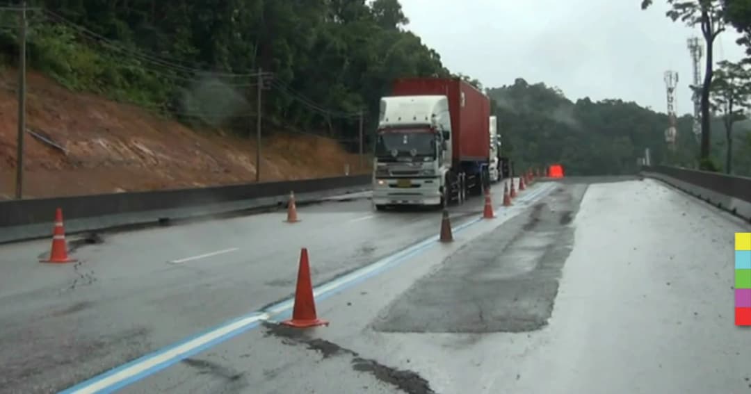 ฝนตกหนัก ! ถนนสายตรัง-พัทลุงทรุด จนท.เร่งซ่อมแซม