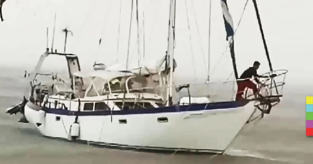 เรือยอร์ชหรู 2 สามีภรรยาชาวอังกฤษ เสียอยู่กลางทะเล ! จนท.ฝ่ามรสุมเข้าช่วยเหลือ