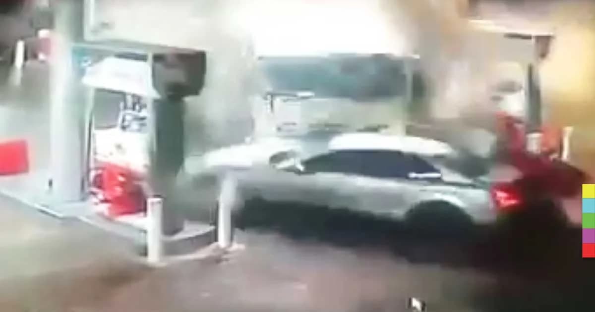 รถบรรทุกพุ่งชนปั๊มน้ำมัน – รถยนต์หญิงท้องในแอฟริกาใต้