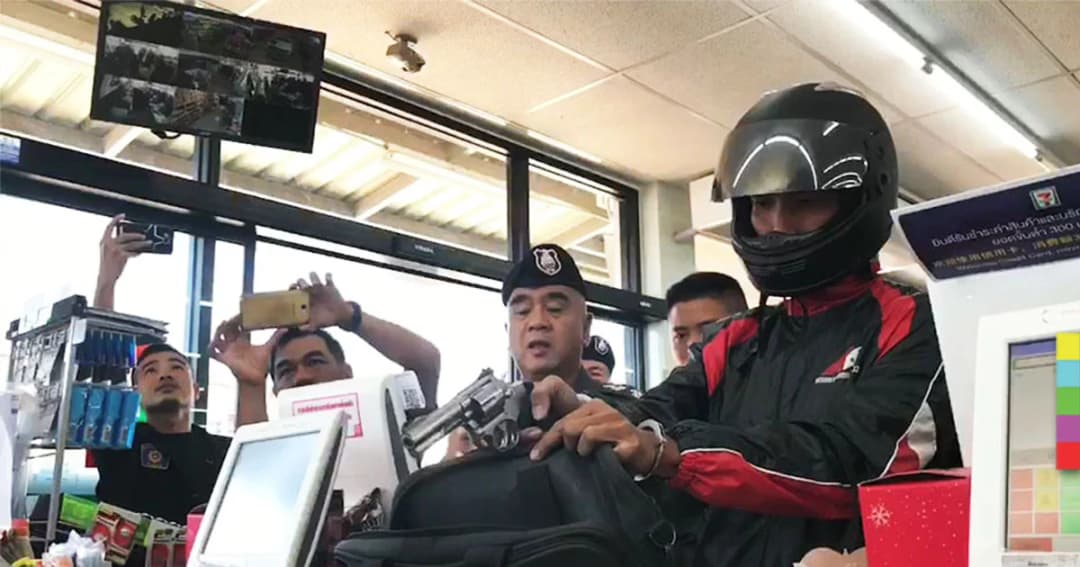 ทำแผน หนุ่มบุกเดี่ยว ควงปืนจี้ร้านสะดวกซื้อ