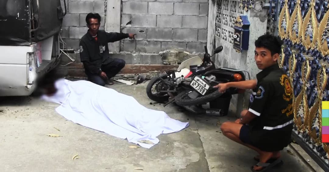 อดีตภารโรงวัย 67 ปี นำ จยย.ออกมาลองขับ ก่อนคันเร่งค้าง พุ่งชนกำแพงดับ