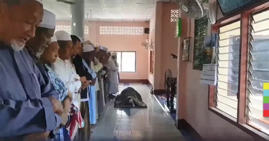 ประกอบพิธีทางศาสนา ศพ 2 สามีภรรยา ! จากอุบัติเหตุรถชนเสาไฟ มีผู้เสียชีวิต 6 ราย