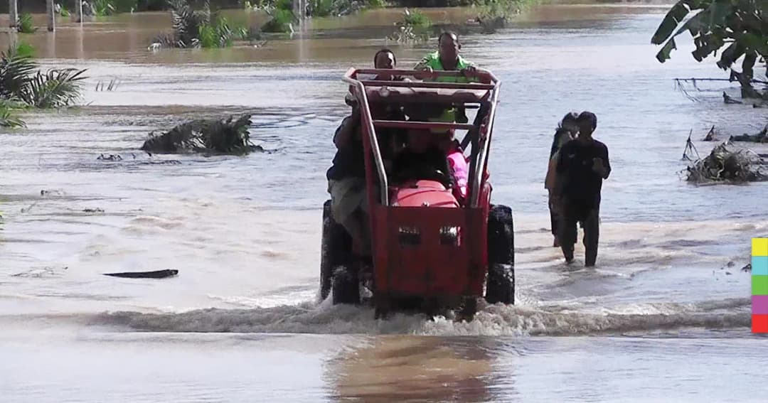 สุราษฎร์ฯ อ่วม ! น้ำป่าไหลหลาก ชาวบ้านเร่งขนของหนีน้ำ