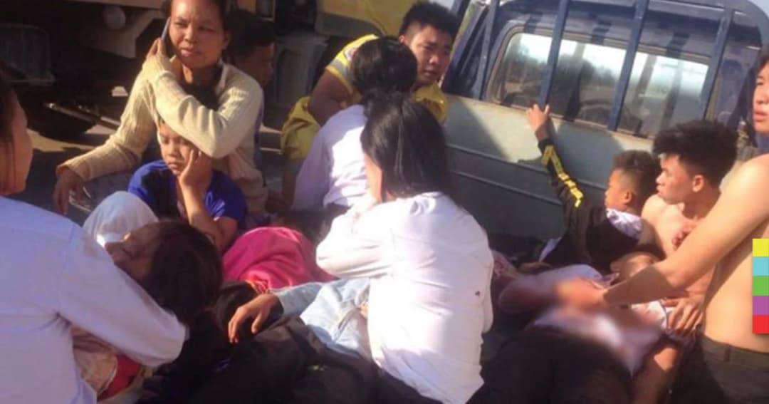 รถนักเรียนลาวคว่ำ ดับ 2 เจ็บกว่า 20 ราย