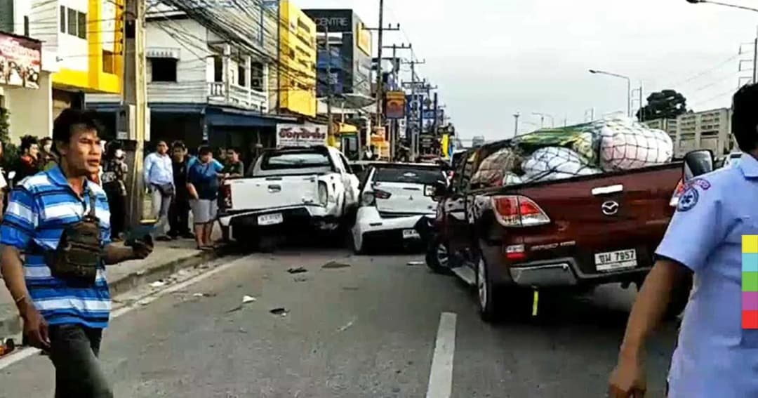 ควันเผาขยะข้างทางทำกระบะชน 3 คันรวด เจ็บ 3 สาหัส 1