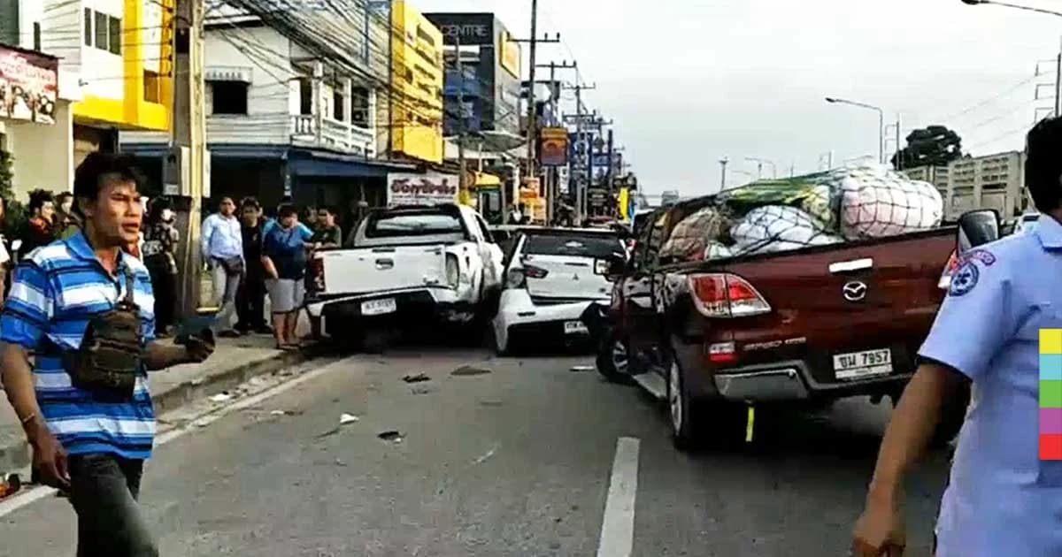 ควันเผาขยะข้างทางทำกระบะชน 3 คันรวด เจ็บ 3 สาหัส 1