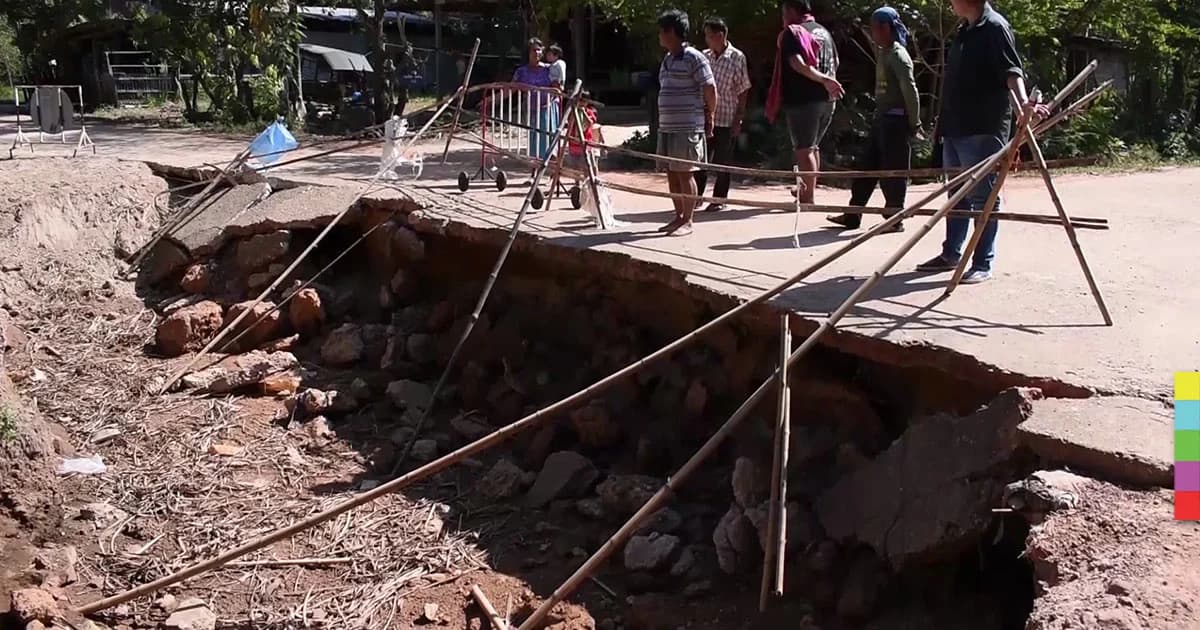 ‘กาฬสินธุ์’ เร่งซ่อมแซมถนนพัง หลังชาวบ้านร้องรัฐไม่เคยสนใจ !