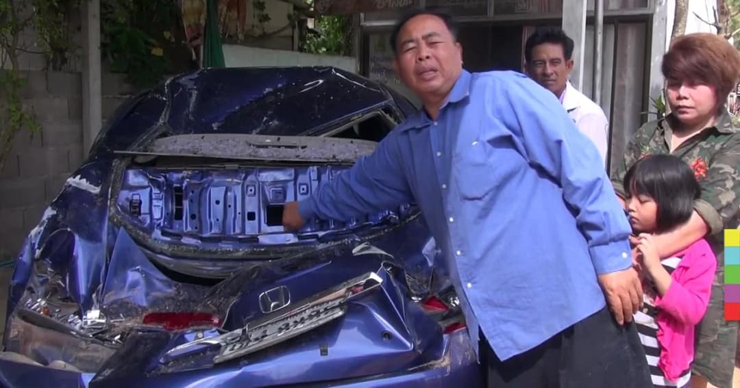 ช้างป่าอาละวาดหนัก บุกพังรถเก๋งจอดหน้าบ้านเสียหายยับ