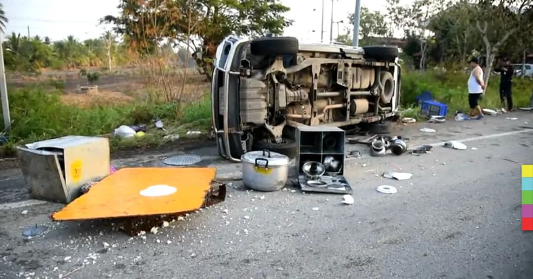 รถโต๊ะจีนยางระเบิด ! พลิกคว่ำดับ 1 เจ็บ 6 ราย