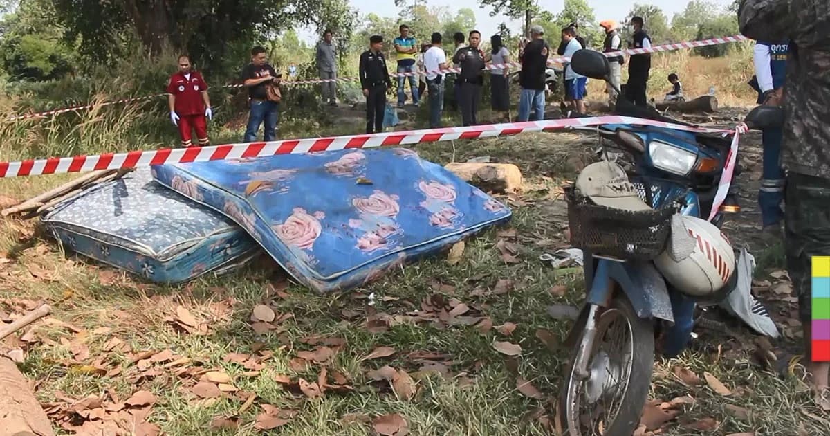 พบศพหนุ่มใหญ่ เผาถ่านขาย นอนตายเปลือยปริศนา ใต้ที่นอนกลางทุ่ง