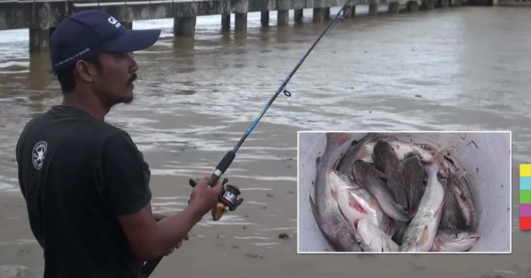 ชาวสงขลา ‘แห่ตกปลา’ หลังระดับน้ำสูงขึ้นเกือบถึงถนน