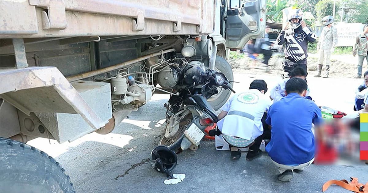 รถบรรทุกตัดหน้า ! จยย.เบรกไม่ทัน พุ่งชนอย่างจัง บาดเจ็บสาหัส