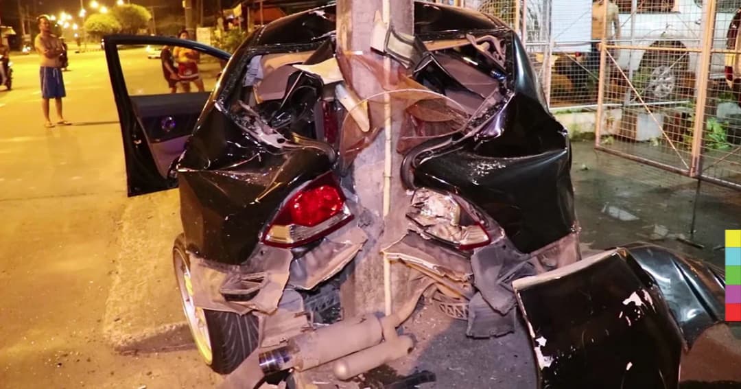 หนุ่มซิ่งเก๋งหักหลบสุนัข ฟาดเสาไฟ รอดหวุดหวิด