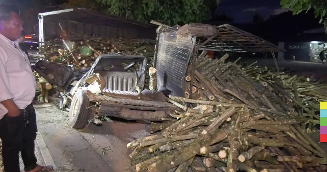 สิบล้อขนไม้ยาง ‘เบรกแตก’ พุ่งชนกระบะ ไม้ทับคนสาหัส