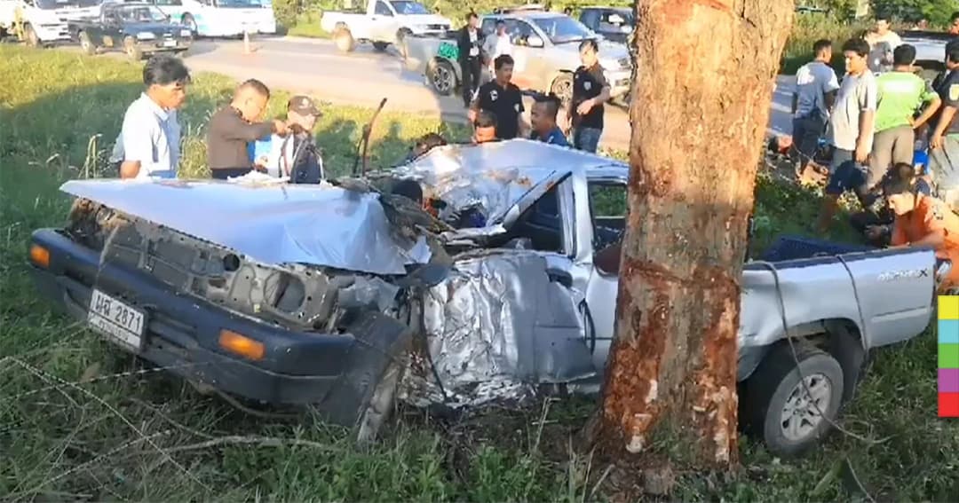 กระบะเสียหลักตกถนน พุ่งชนต้นไม้ ดับคาที่ 2 ศพ
