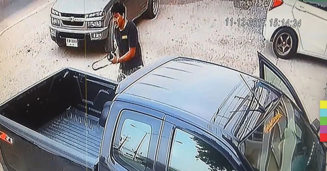 รอดหวุดหวิด ! ยางสิบล้อหลุด พุ่งเข้าใส่หนุ่มยืนอยู่ริมถนน ก่อนวิ่งหลบทัน