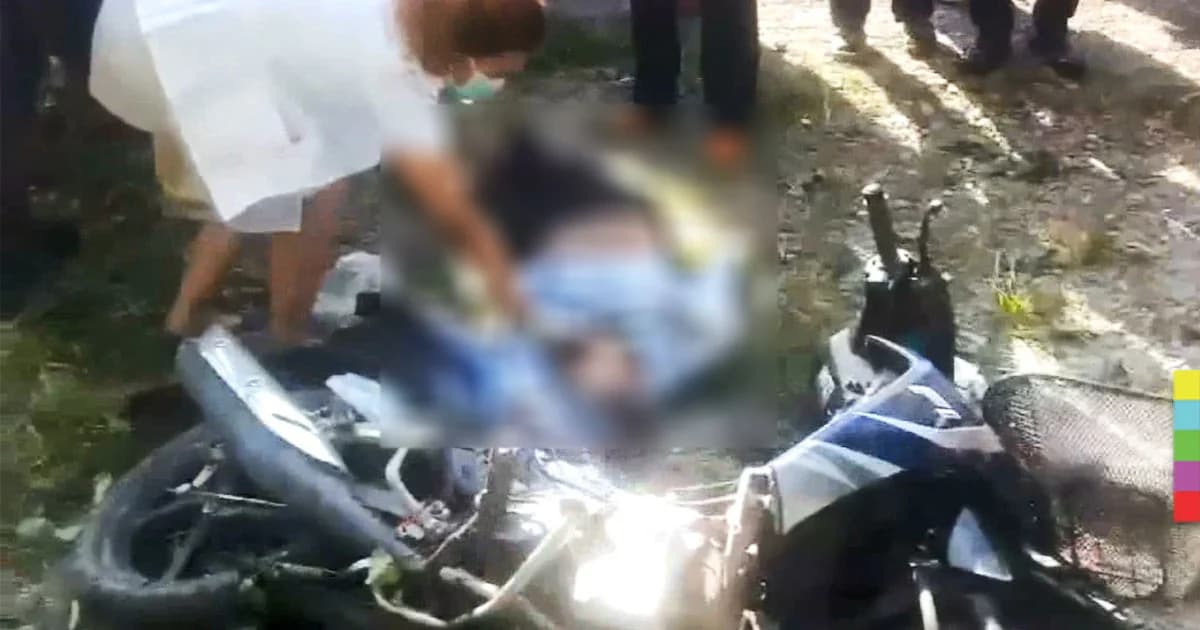 กระบะเสียหลัก ชน จยย. คนขับดับคาที่