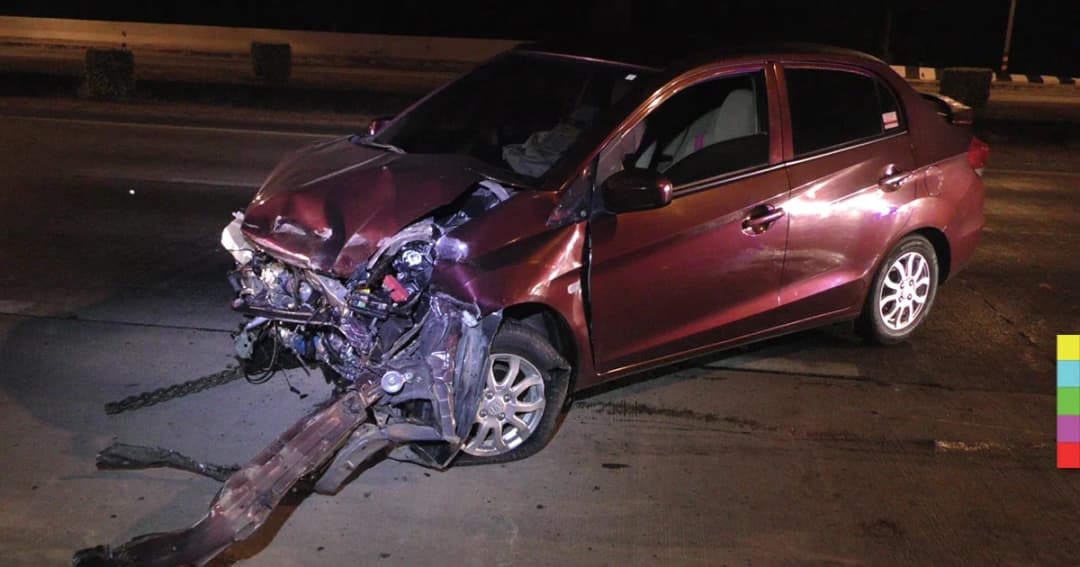 ถนนลื่น ! เก๋งแหกโค้งเสยแผงกั้นทาง คนขับแค่ถลอก