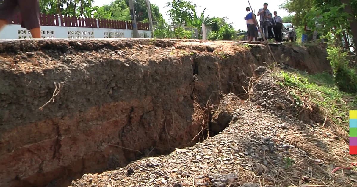 ชาวสิงห์บุรีร้องสื่อ ! ตลิ่งทรุดเพิ่ม วอนรัฐเร่งช่วยเหลือ