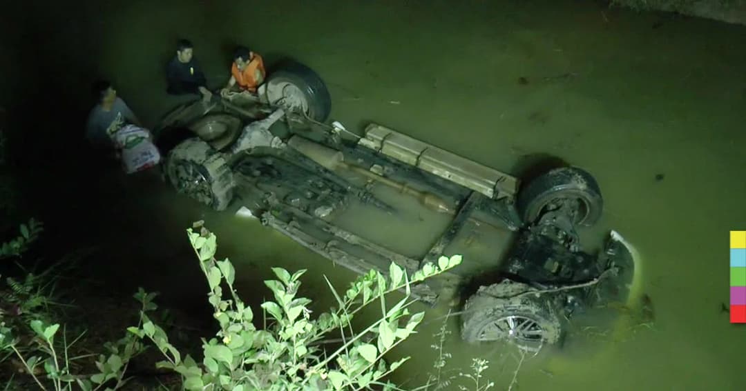 ‘กระบะขนแรงงาน’ ซิ่งหนีด่าน เสียหลักตกคลองดับ 4 เจ็บ 4 ราย