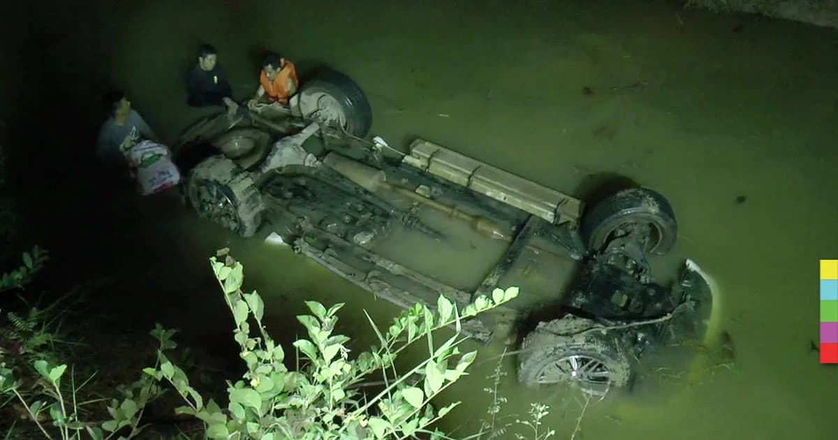 ‘กระบะขนแรงงาน’ ซิ่งหนีด่าน เสียหลักตกคลองดับ 4 เจ็บ 4 ราย