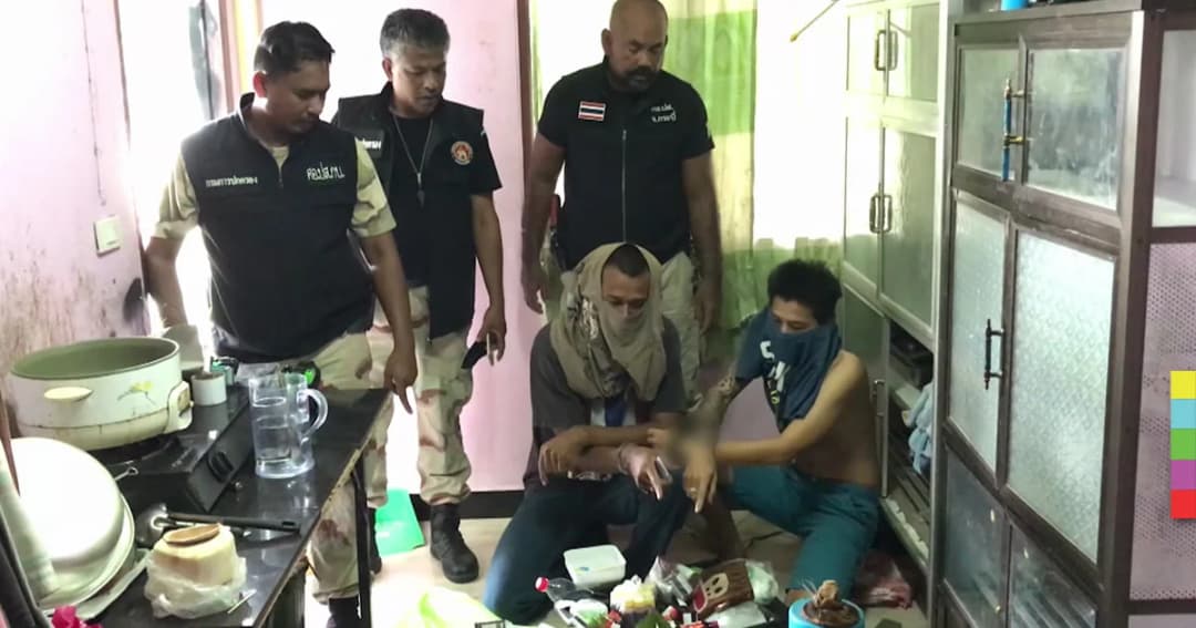 รวบ 2 หนุ่มค้ายาเสพติด ยึดใบกระท่อม-ยาแก้ไอเพียบ