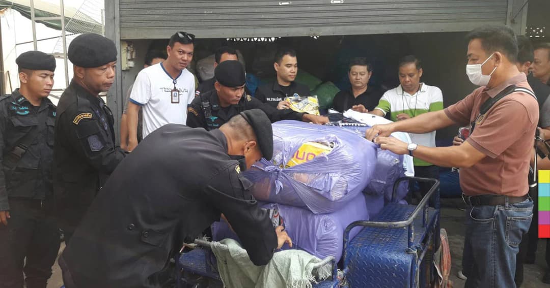 บุกโกดังย่าน ‘ตลาดโรงเกลือ’ ยึดของก๊อปเพียบ !