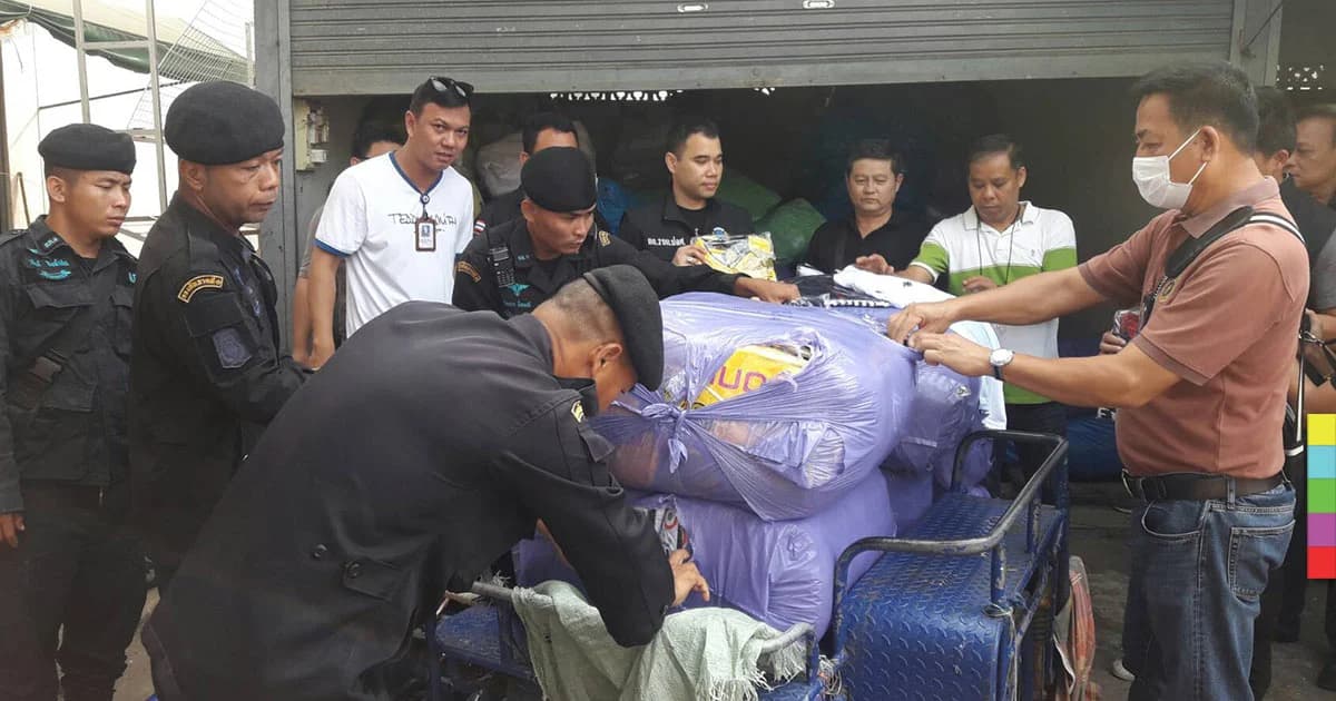 บุกโกดังย่าน ‘ตลาดโรงเกลือ’ ยึดของก๊อปเพียบ !