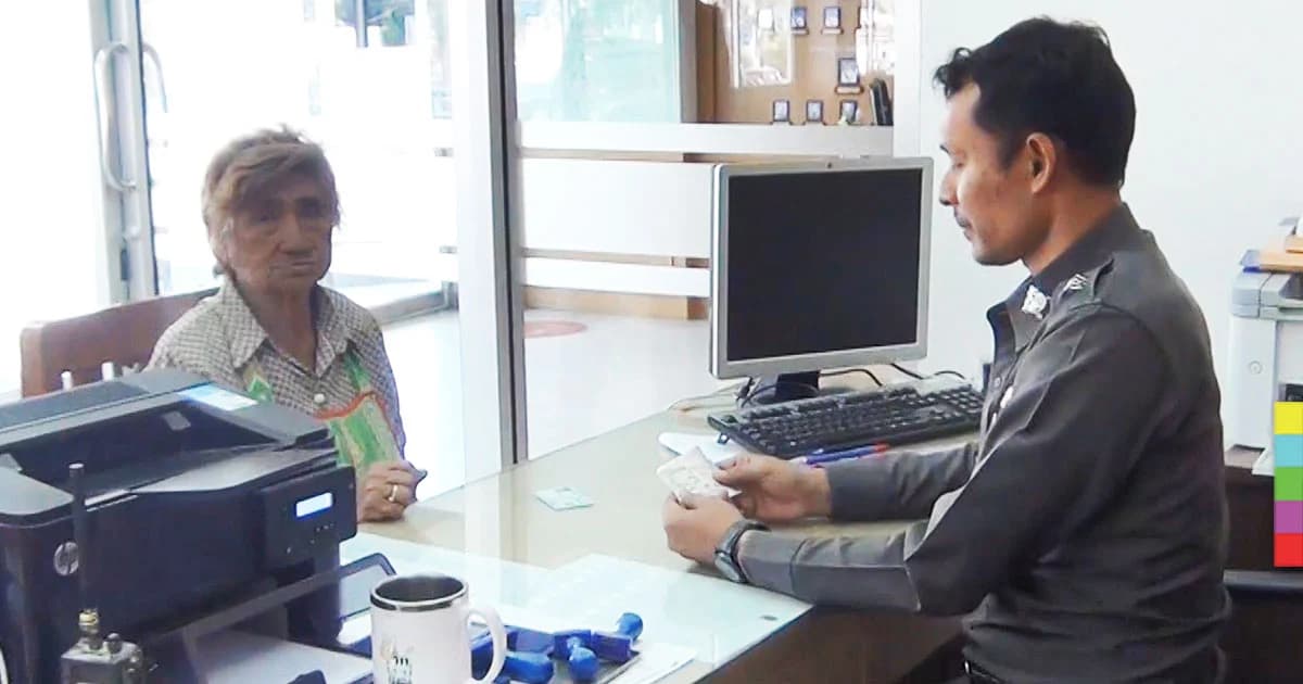 คุณยาย พบลอตเตอรี่ 2 ใบ ตกอยู่ริมถนน เข้าแจ้งความ เผย ไม่อยากมีปัญหา หากถูกรางวัล