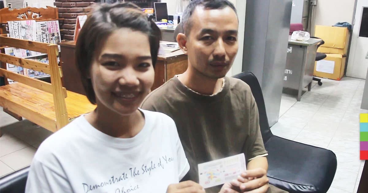 แม่ค้าลอตเตอรี่ สุดเฮง ! ถูกลอตเตอรี่ รางวัลที่ 1 รับ 6 ล้าน