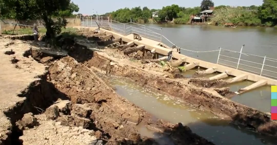 ตลิ่งริมเจ้าพระยาทรุดซ้ำ ! เขื่อนพังทั้งแนว หวั่นขยายวงกว้าง