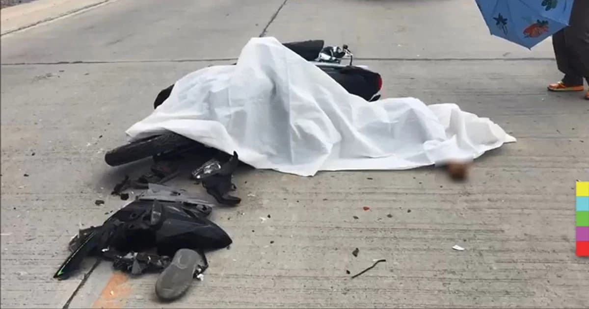 หนุ่มขี่่ จยย.แซงเก๋งไม่พ้น ชนท้ายกระบะ ดับคาที่