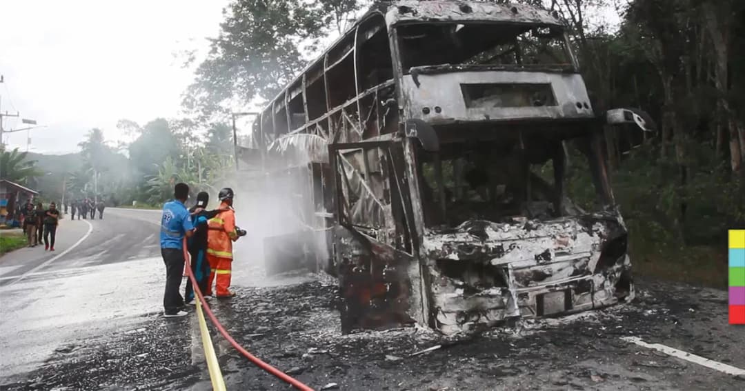 คนร้ายบุกจี้รถทัวร์ ไล่คนขับ ผู้โดยสาร ก่อนเผาวอดทั้งคัน